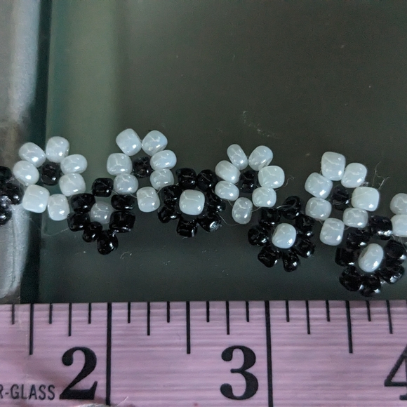*🌹3/25🌹New* White and Black Flower  Beaded Earrings - Picture 11 of 11
